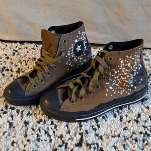 Uniquely colored high-top all star converse Chucks in size 7 us, 38 eu